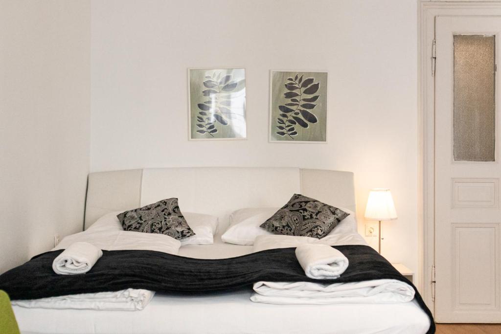Ein Bett oder Betten in einem Zimmer der Unterkunft Comfortable 2BR Apt Central & Well Connected