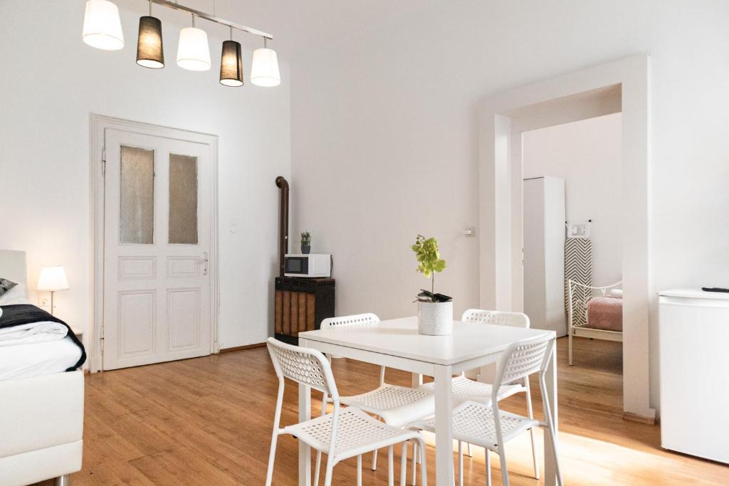 Galeriebild der Unterkunft Comfortable 2BR Apt Central & Well Connected in Wien