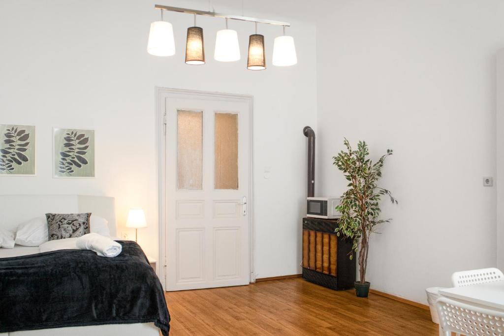 Ein Bett oder Betten in einem Zimmer der Unterkunft Comfortable 2BR Apt Central & Well Connected