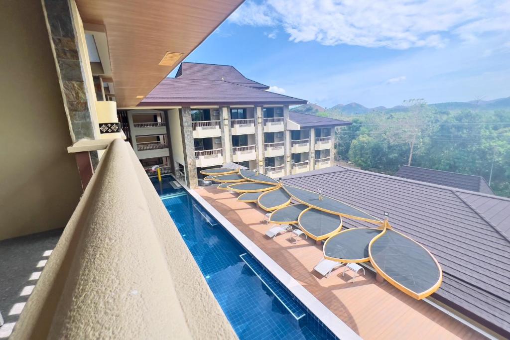 Bazén v ubytování Coron Westown Resort nebo v jeho okolí