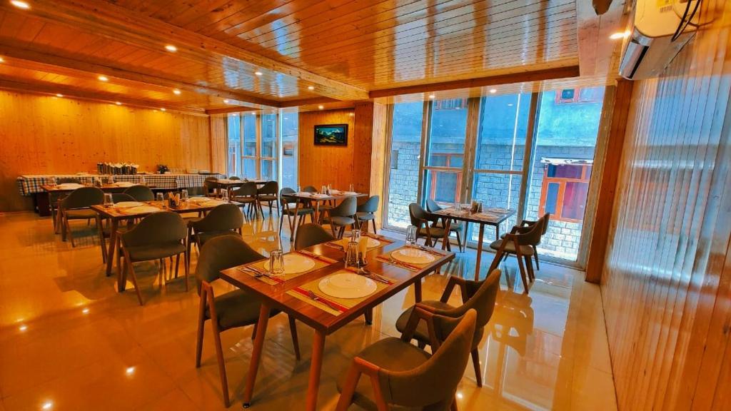 Restaurace v ubytování The Vista legacy Resort, Manali - #near mall road #centrally heated & air cooled rooms #big parking #best selling #premium rooms #luxury collection #open terrace #lift #playing zone #property of the year