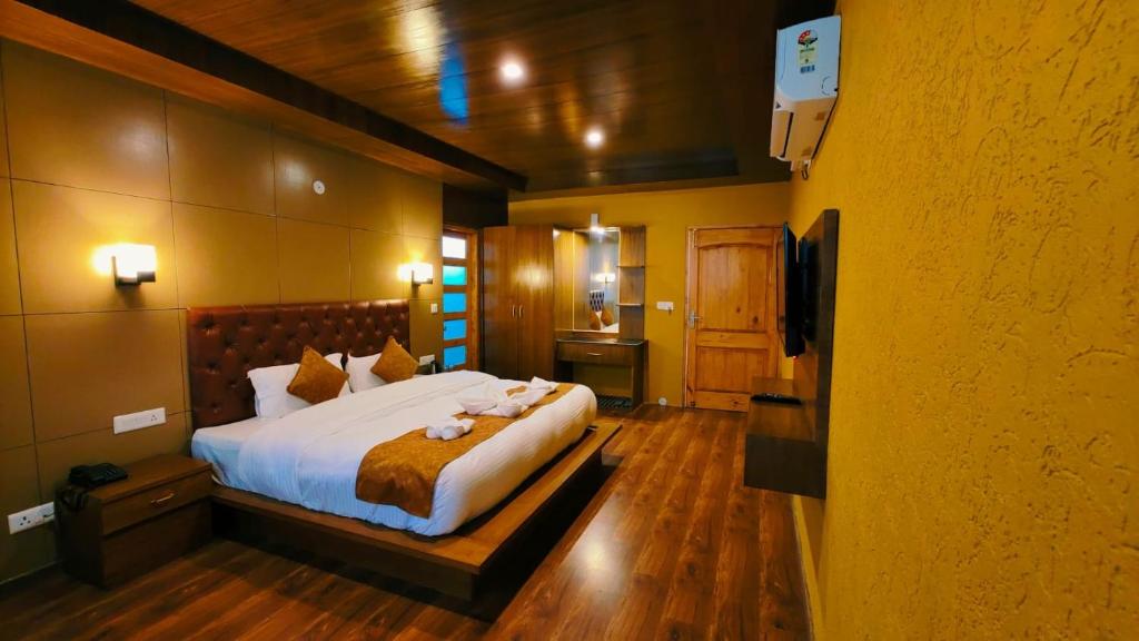 Postel nebo postele na pokoji v ubytování The Vista legacy Resort, Manali - #near mall road #centrally heated & air cooled rooms #big parking #best selling #premium rooms #luxury collection #open terrace #lift #playing zone #property of the year