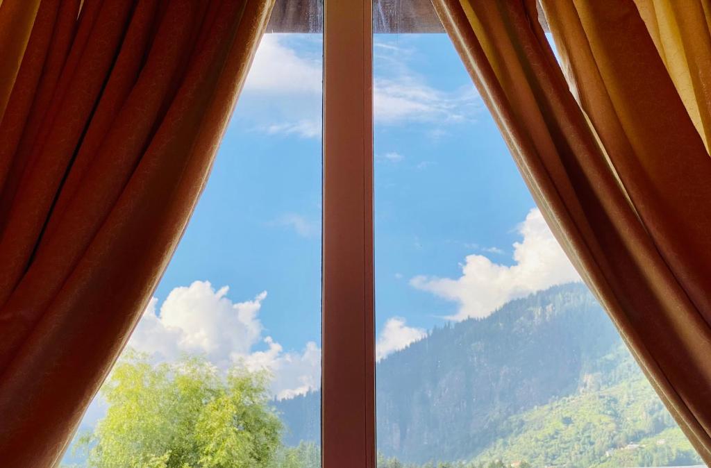 Nespecifikovaný výhled na hory nebo výhled na hory při pohledu z hotelu