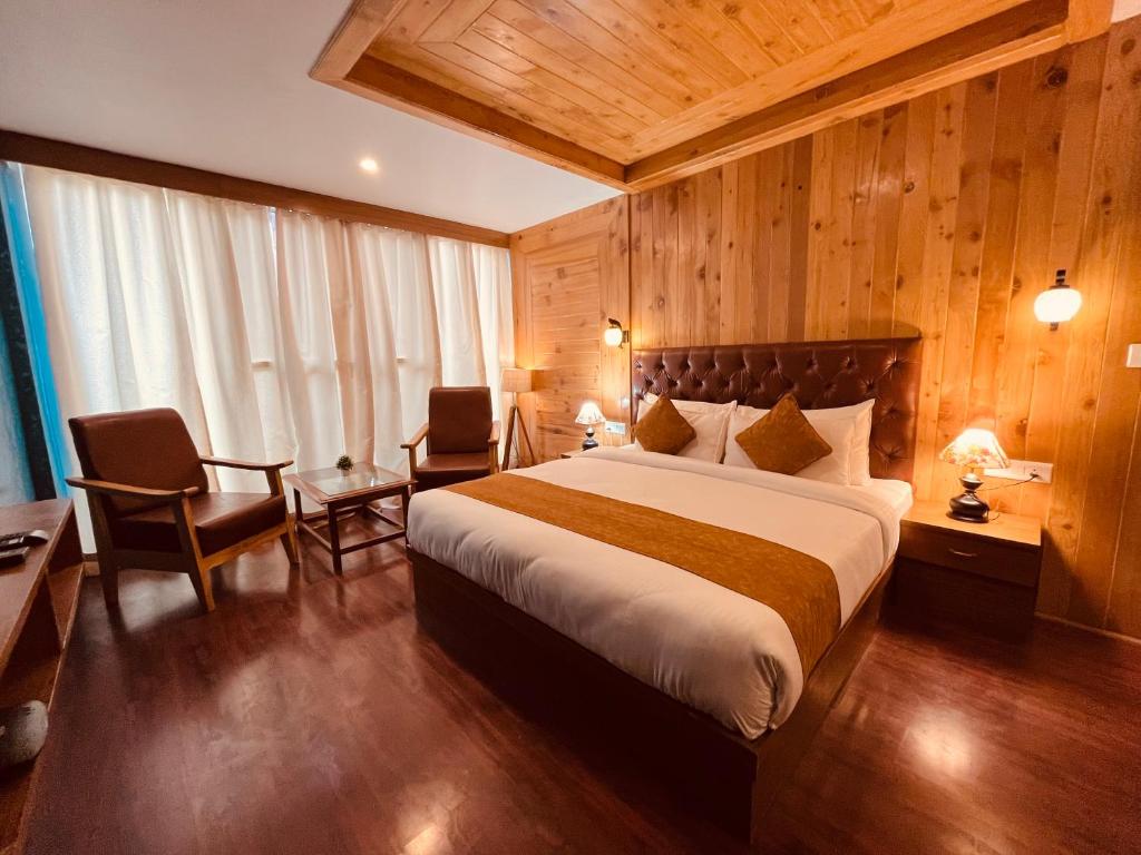 Postel nebo postele na pokoji v ubytování The Vista legacy Resort, Manali - #near mall road #centrally heated & air cooled rooms #big parking #best selling #premium rooms #luxury collection #open terrace #lift #playing zone #property of the year