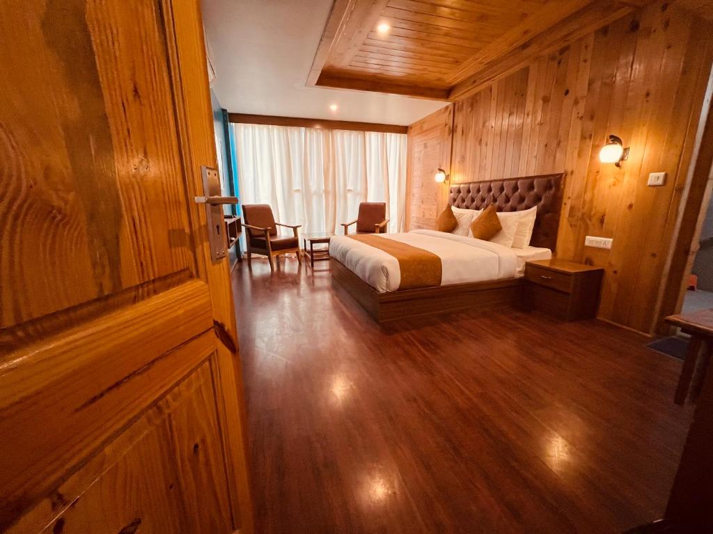 Postel nebo postele na pokoji v ubytování The Vista legacy Resort, Manali - #near mall road #centrally heated & air cooled rooms #big parking #best selling #premium rooms #luxury collection #open terrace #lift #playing zone #property of the year