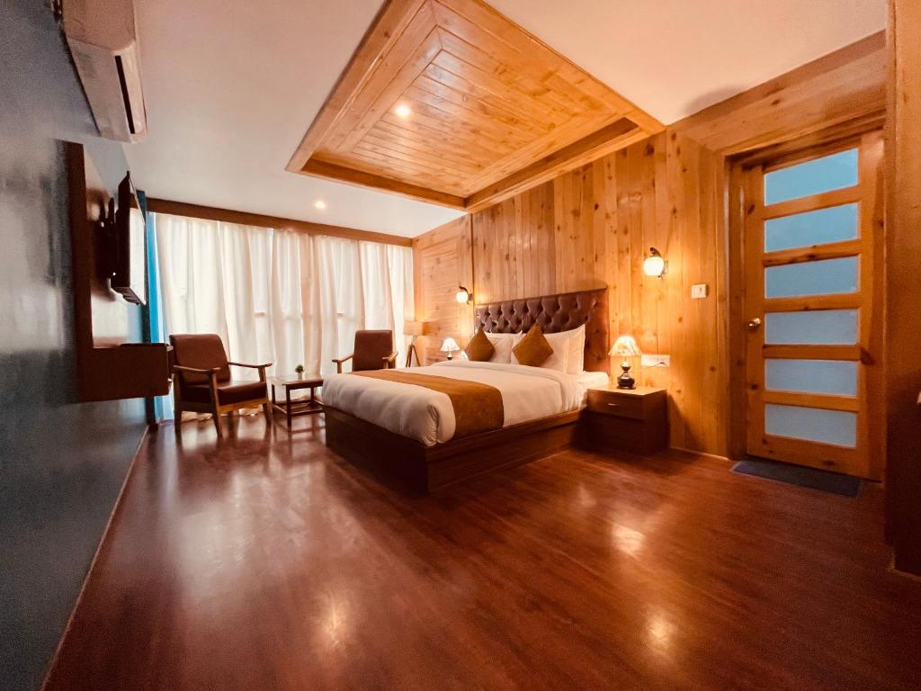 Postel nebo postele na pokoji v ubytování The Vista legacy Resort, Manali - #near mall road #centrally heated & air cooled rooms #big parking #best selling #premium rooms #luxury collection #open terrace #lift #playing zone #property of the year