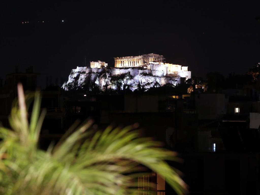 アテネにあるAcropolis Tony's Penthouseの夜間にライトアップされたアクロポリスの景色