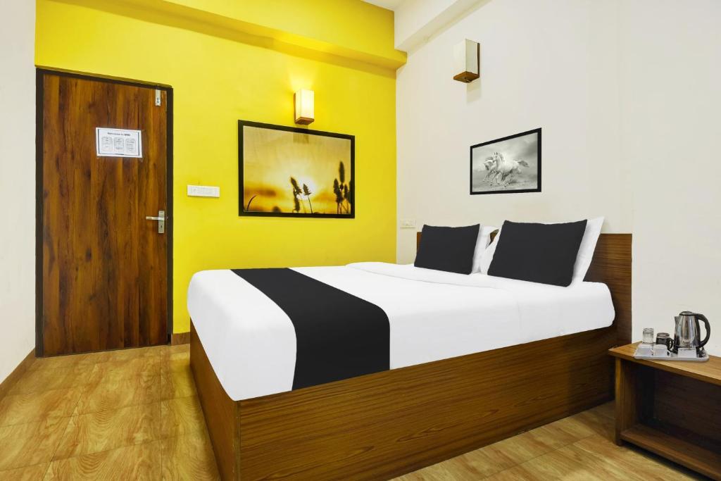 Postel nebo postele na pokoji v ubytování Super Hotel O Porvorim Near Mall De Goa