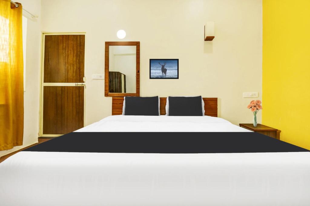Postel nebo postele na pokoji v ubytování Super Hotel O Porvorim Near Mall De Goa