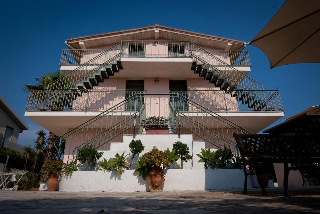 un edificio con escaleras a un lado en La Casa Del Mito, en Marina di Modica