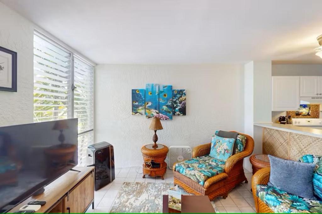 TV a/nebo společenská místnost v ubytování Cozy 1 Bdrm Condo at Ali'i Villas