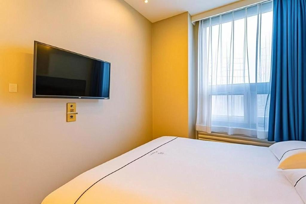 TV a/nebo společenská místnost v ubytování Qiqiaowu Hotel Beijing Daxing Airport Line Caoqiao Subway Station Branch