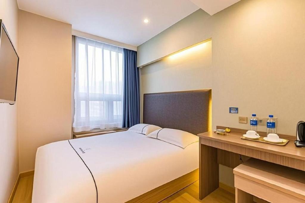 Postel nebo postele na pokoji v ubytování Qiqiaowu Hotel Beijing Daxing Airport Line Caoqiao Subway Station Branch