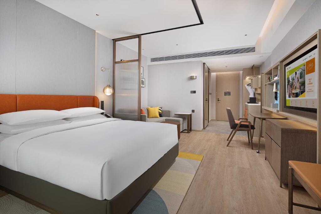 Postel nebo postele na pokoji v ubytování Home2 Suite by Hilton Chaozhou