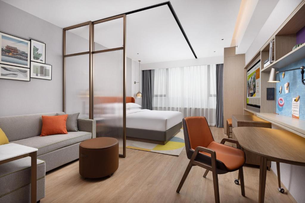Postel nebo postele na pokoji v ubytování Home2 Suite by Hilton Chaozhou