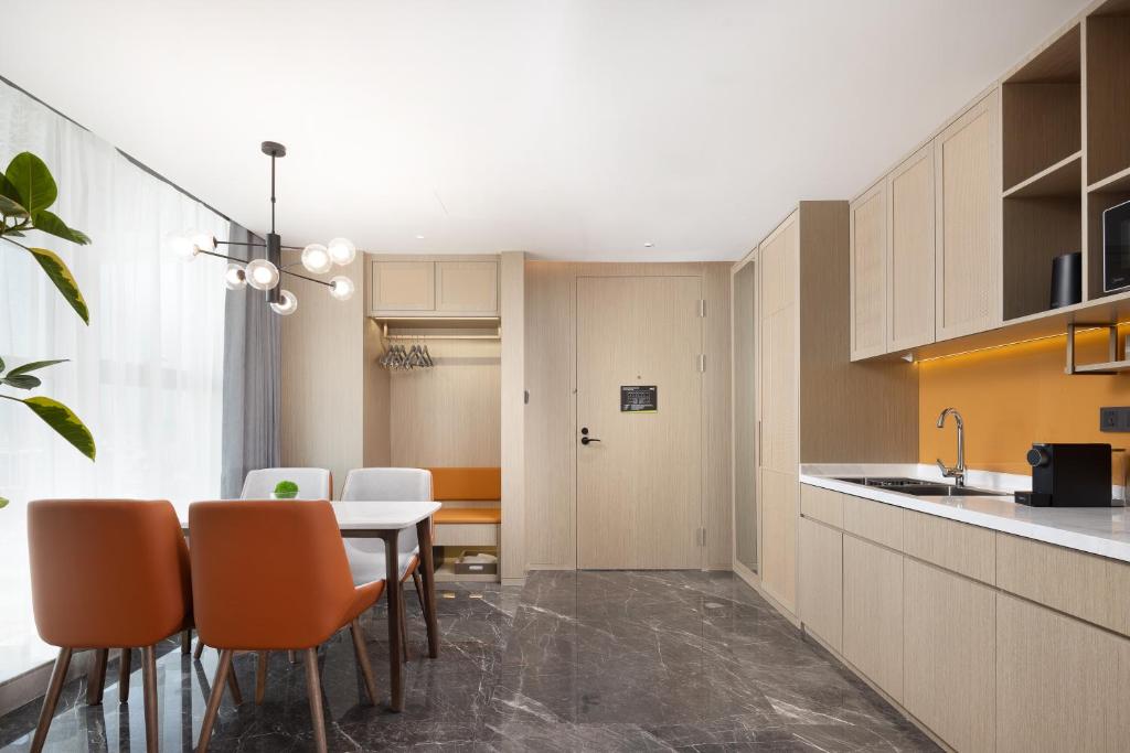 Kuchyň nebo kuchyňský kout v ubytování Home2 Suite by Hilton Chaozhou