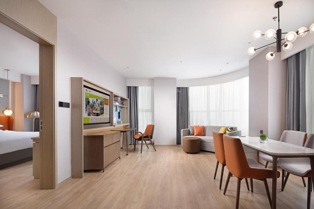 Postel nebo postele na pokoji v ubytování Home2 Suite by Hilton Chaozhou