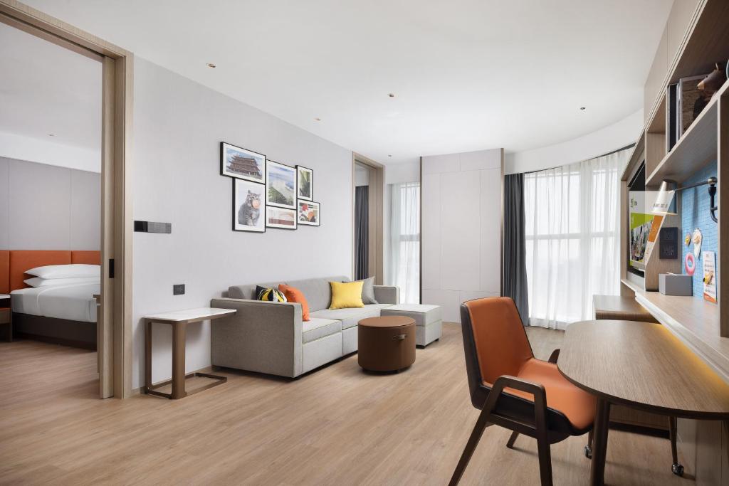 Postel nebo postele na pokoji v ubytování Home2 Suite by Hilton Chaozhou