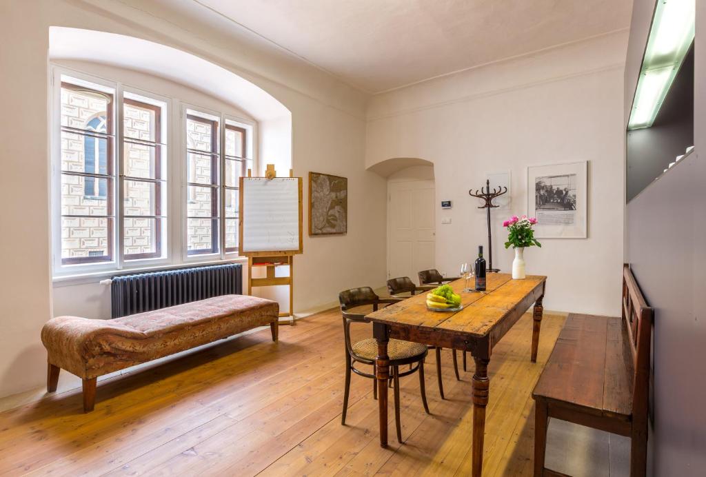un soggiorno con tavolo e panca di Zámecké apartmány Litomyšl a Litomyšl
