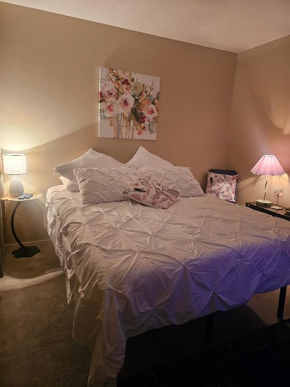 Postel nebo postele na pokoji v ubytování Vegas SpringValley Stay