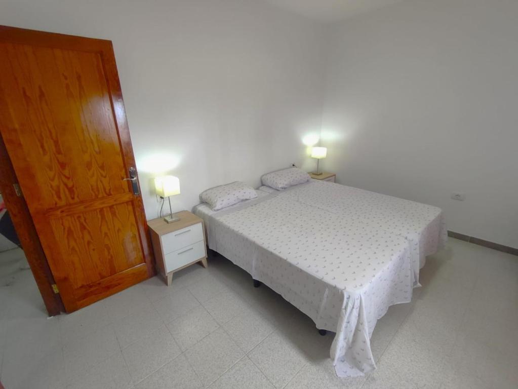 En eller flere senge i et værelse på Apartment on the front line from the ocean