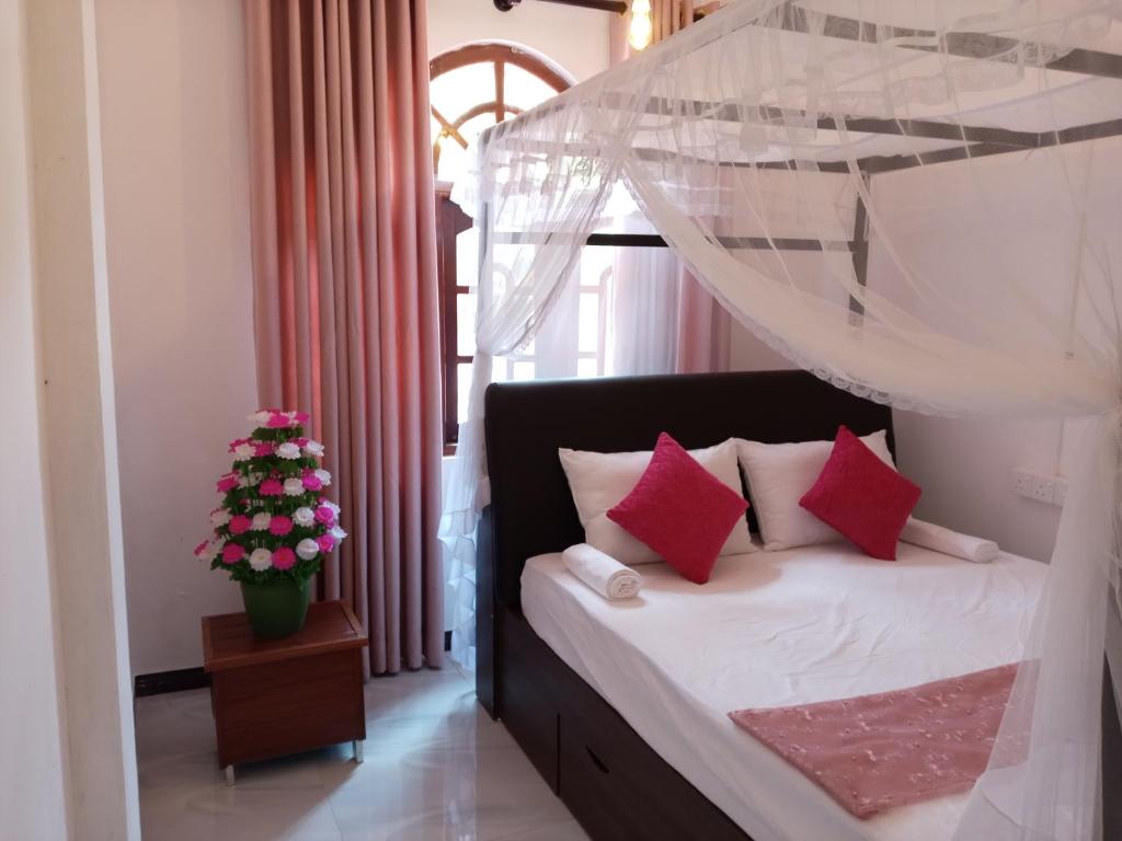 Postel nebo postele na pokoji v ubytování Vimukthi ocean bliss villa