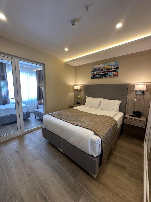 a bedroom with a large bed in a room at Parla Park Otel in Yazır