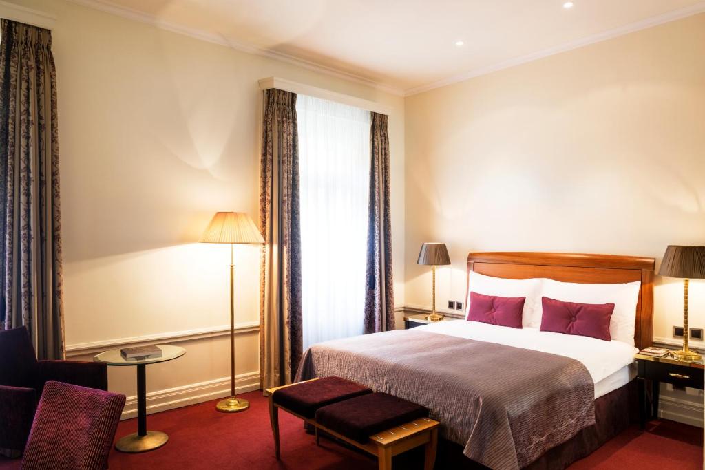 Postel nebo postele na pokoji v ubytování Hotel Bellevue Palace Bern