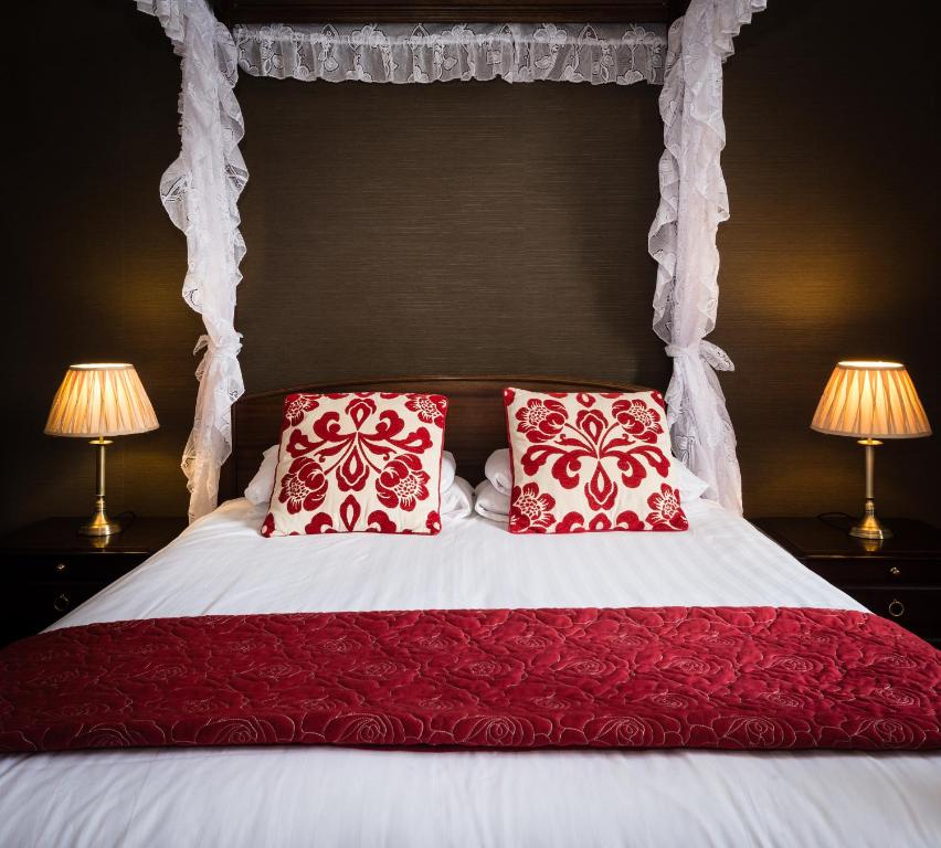 Postel nebo postele na pokoji v ubytování Killin Hotel