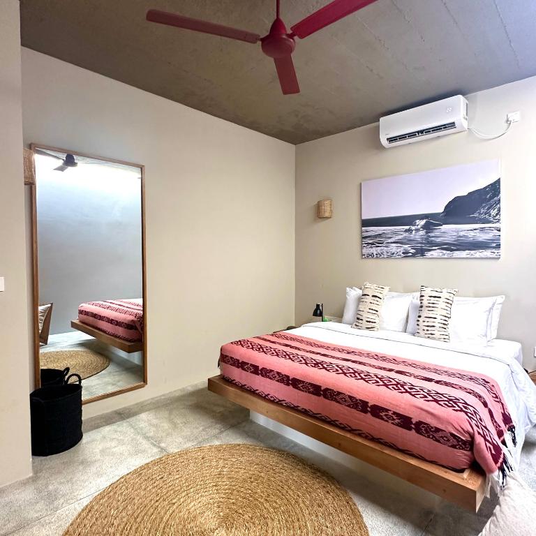 Postel nebo postele na pokoji v ubytování La Playa Villas Hiriketiya