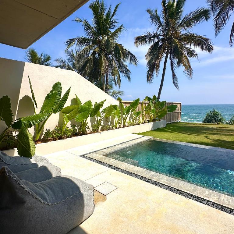 Bazén v ubytování La Playa Villas Hiriketiya nebo v jeho okolí