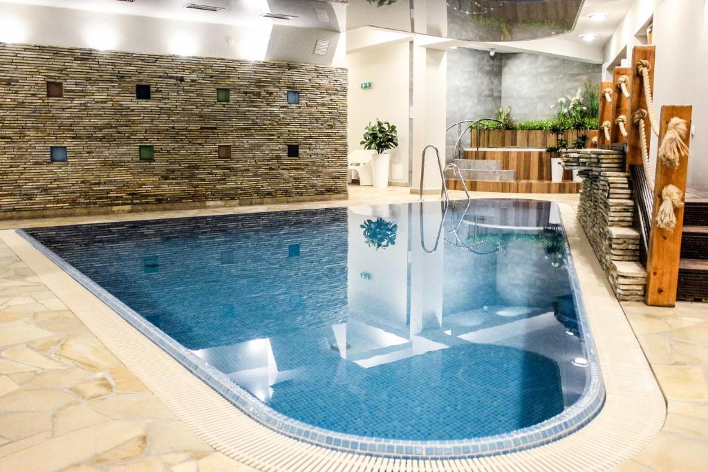 una gran piscina en una habitación con piscina en Viva Maria Residence, en Zakopane