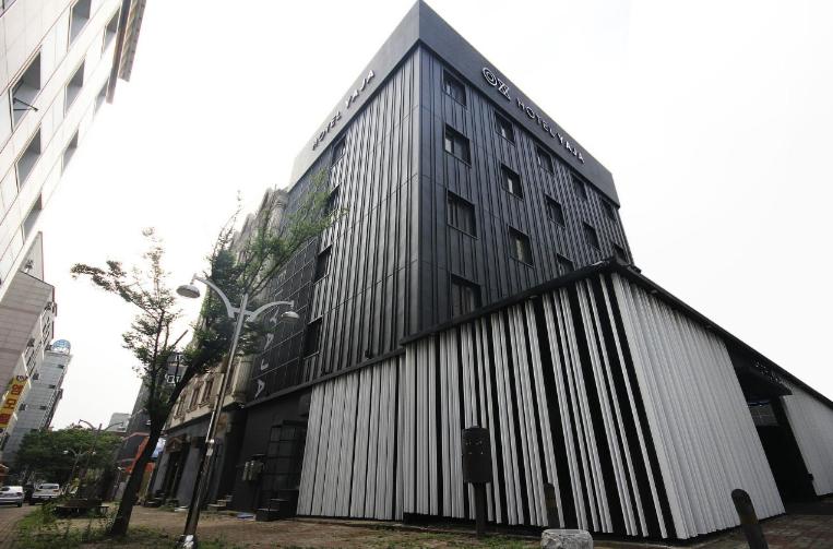 a large black and white building on a city street at Hotel YAJA Gwangju Hanam branch in Gwangju
