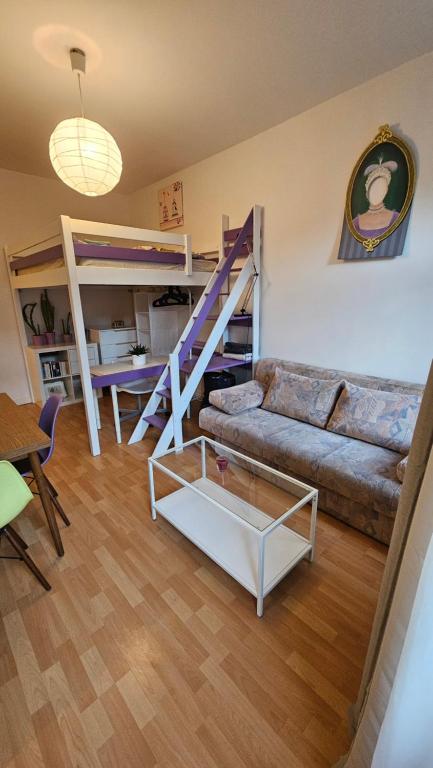 ein Wohnzimmer mit einem Sofa und Etagenbetten in der Unterkunft Holiday Everyday - Berlin Calling in Berlin