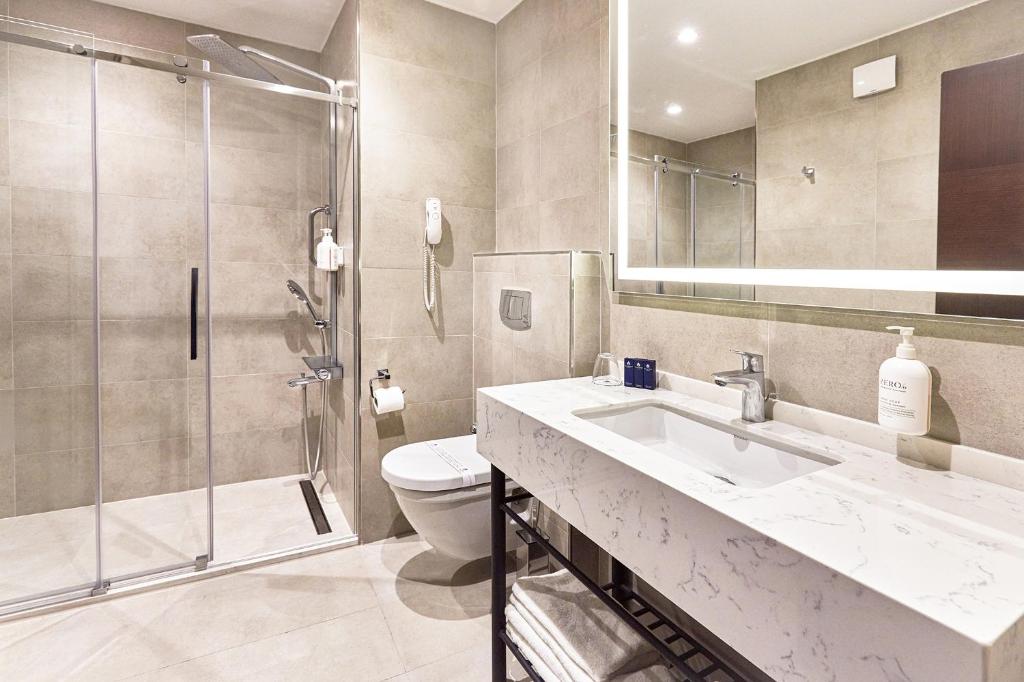 A bathroom at Konak Hotel Taksim