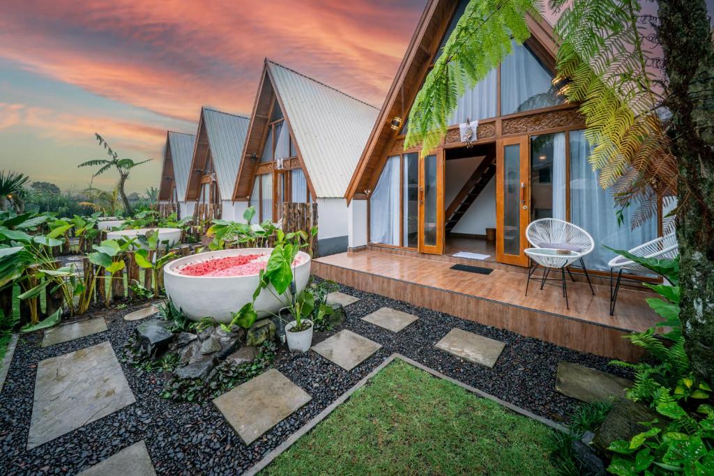 an exterior view of a house with a bath tub at Asasta Kintamani Villa in Kubupenlokan