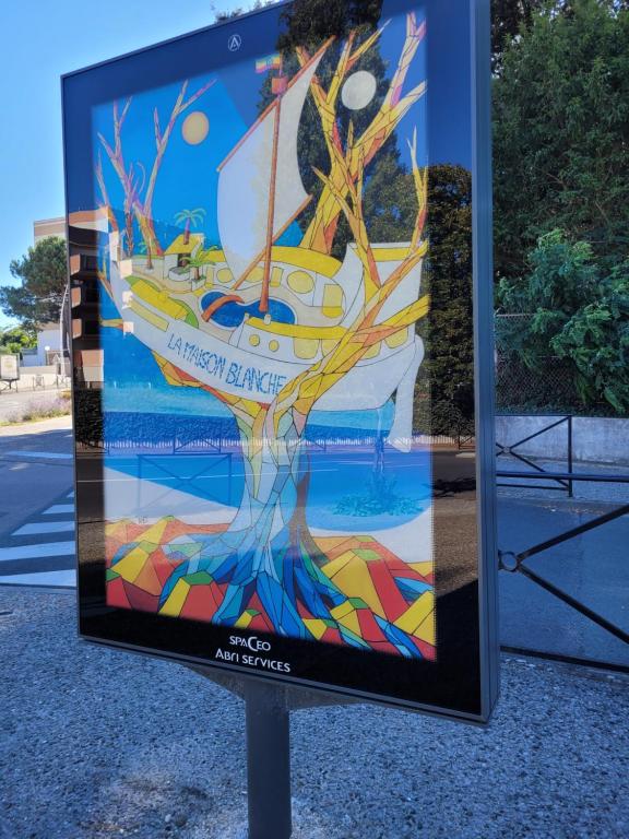 un panneau avec une peinture sur un bateau dans l'établissement NAUZAN PLAGE de VAUX SUR MER, à Vaux-sur-Mer