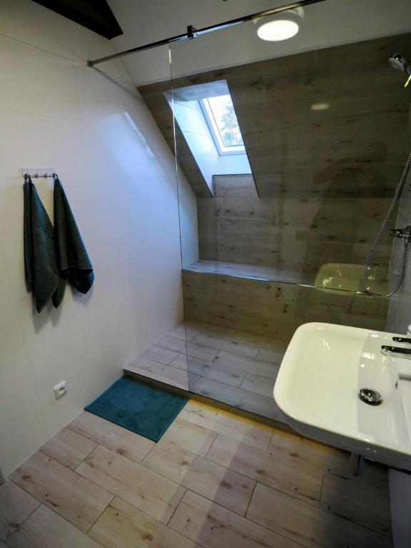 Koupelna v ubytování Apartmány Křivoklát