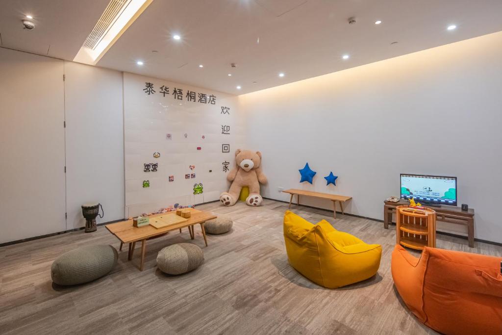 TV a/nebo společenská místnost v ubytování Taihua Wutong Hotel