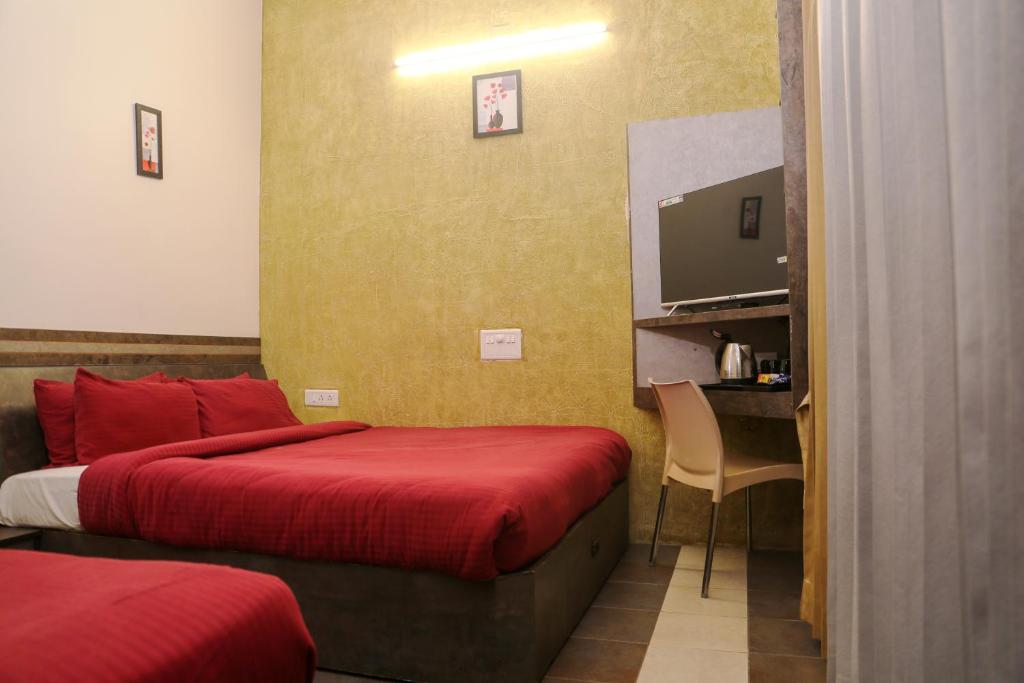 TV a/nebo společenská místnost v ubytování Hotel Sapthagiri Nest