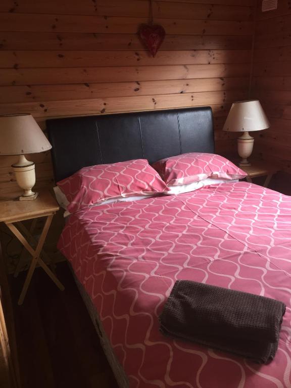 Postel nebo postele na pokoji v ubytování Lochlomondlodge22