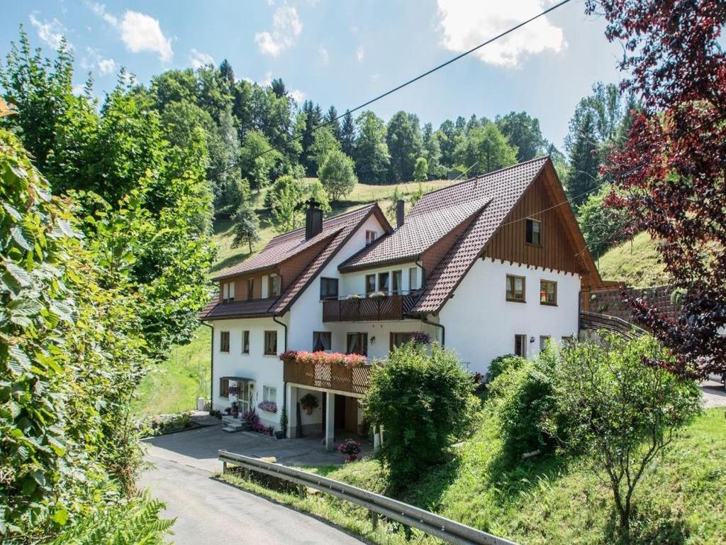 ein großes weißes Haus mit braunem Dach in der Unterkunft Gästehaus Resi in Bad Peterstal-Griesbach