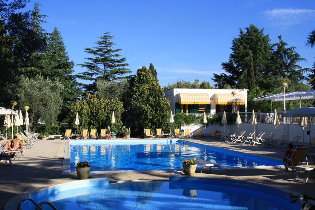 ヴィエステにあるResidence Delfinoのリゾート内の青い水を使用した大型プール