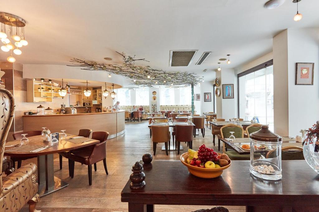A restaurant or other place to eat at Konak Hotel Taksim