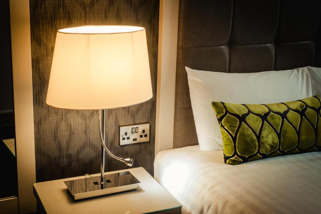 Postel nebo postele na pokoji v ubytování Hotel Isaacs Cork City