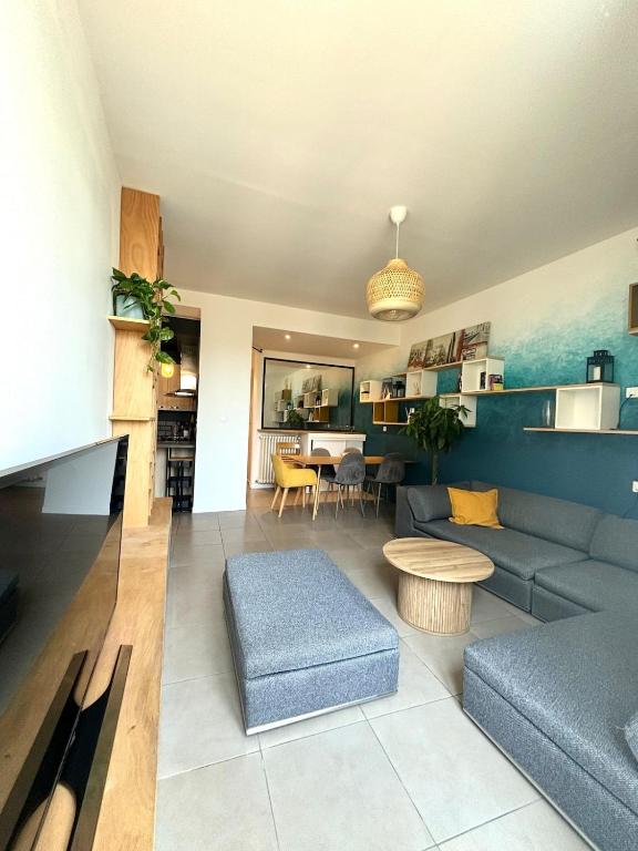 un salon avec un canapé et une table dans l'établissement Apartment near the Gare du Sud, à Nice