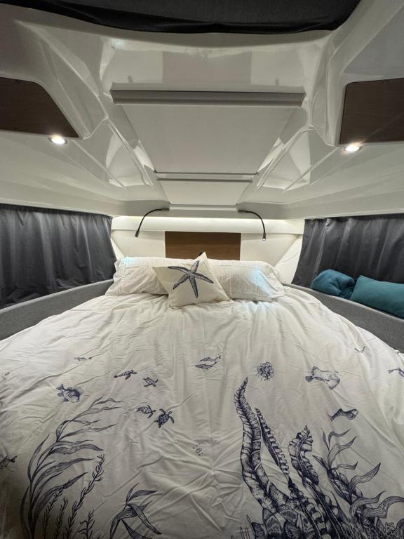 Postel nebo postele na pokoji v ubytování Bateau familial - Port de Monaco