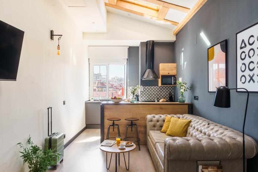 Χώρος καθιστικού στο Limehome Madrid Calle de la Madera - Digital Access