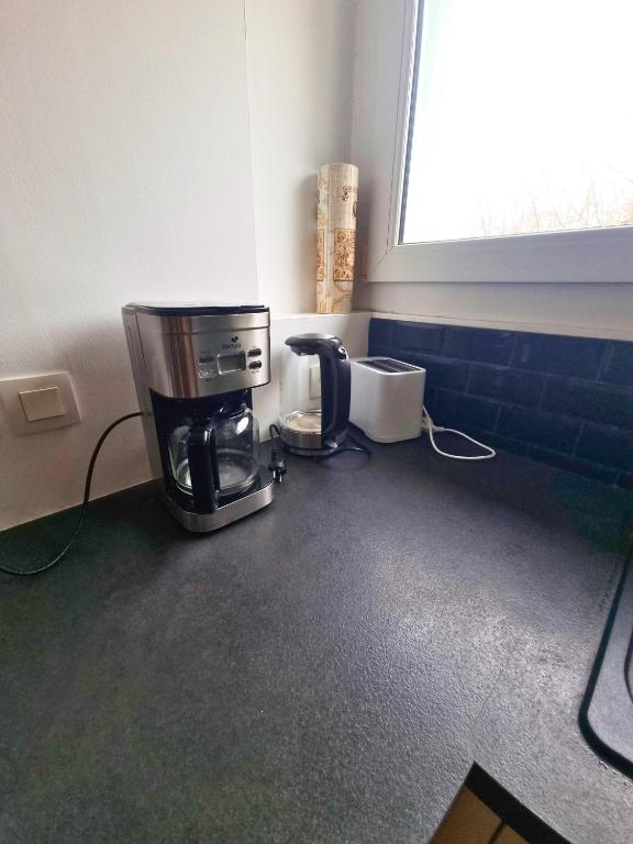 una cafetera sentada en una encimera en una cocina en Cosy T4 centre de Vannes, en Vannes