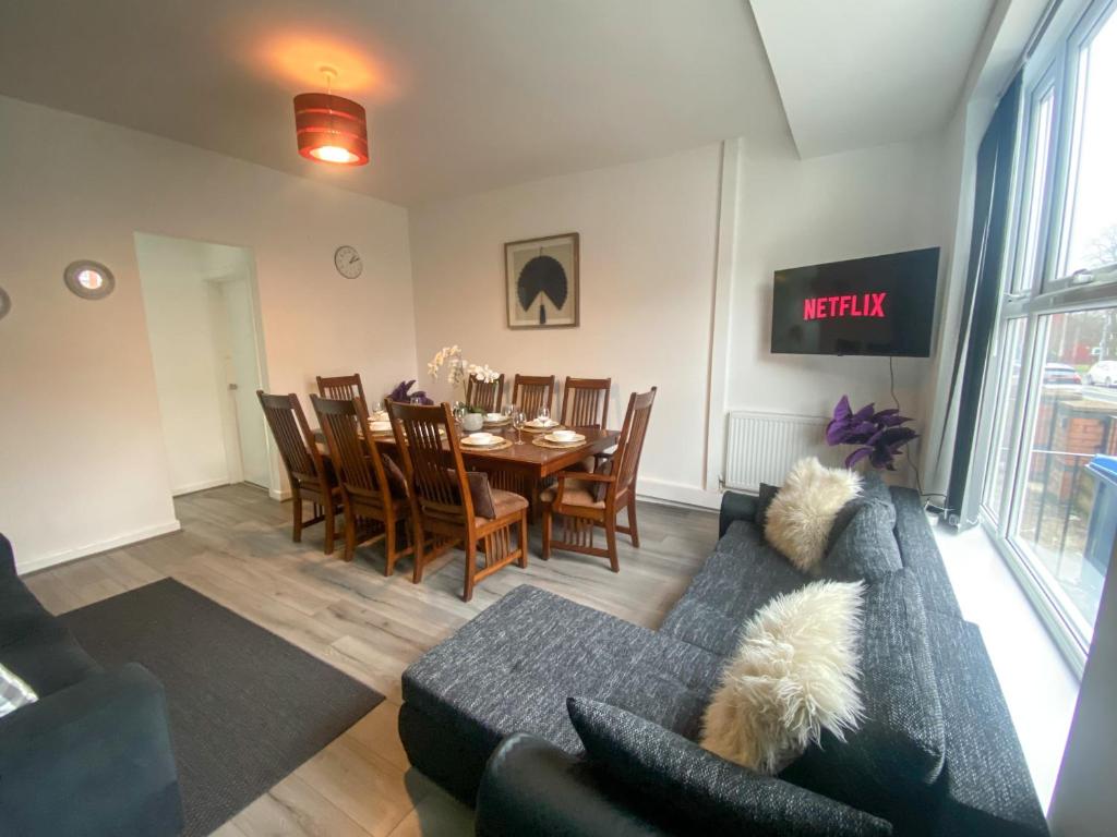Photo inspiration: Best Affordable Luxury Apartments Near City Center Reference: 5 Bedroom Luxury Townhouse Near City Centre Sleep 16 Manchester